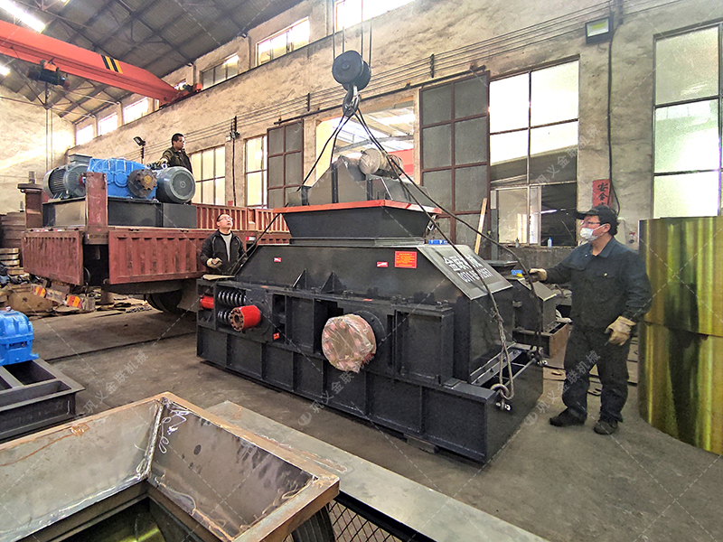 1208大型破碎機(jī) 直連式半自動對輥破碎機(jī)發(fā)往河北