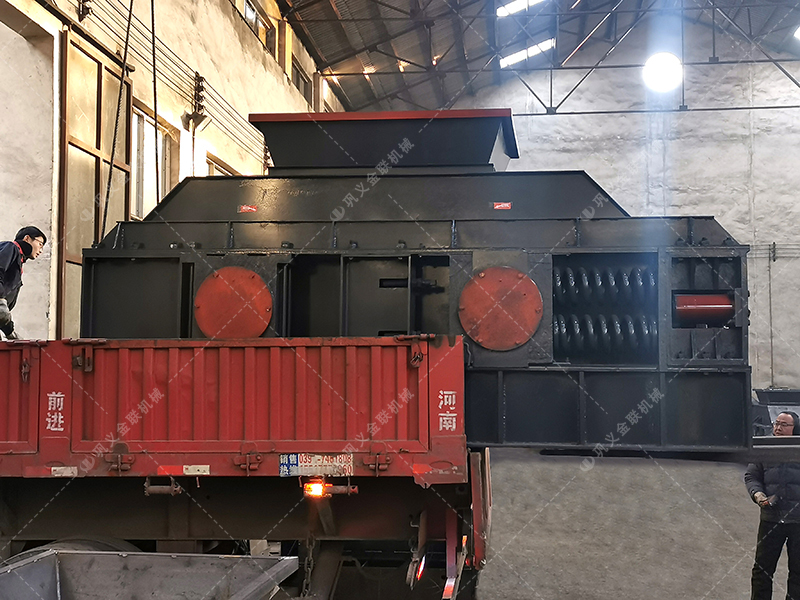 單臺大型對輥式制砂機(jī)設(shè)備發(fā)貨圖片