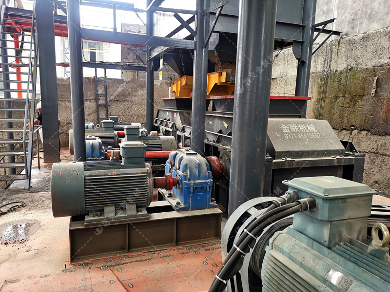 廢棄混凝土骨料破碎用到哪些設(shè)備？對輥破碎機(jī)怎么樣？