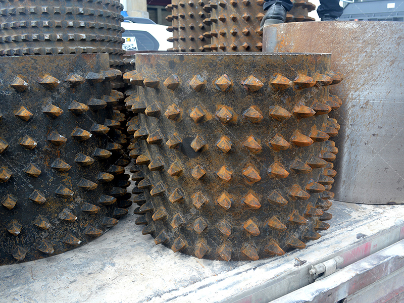 狼牙齒輥破碎機(jī)如何實(shí)現(xiàn)焦炭'大塊進(jìn)，勻粒出'的理想轉(zhuǎn)化？